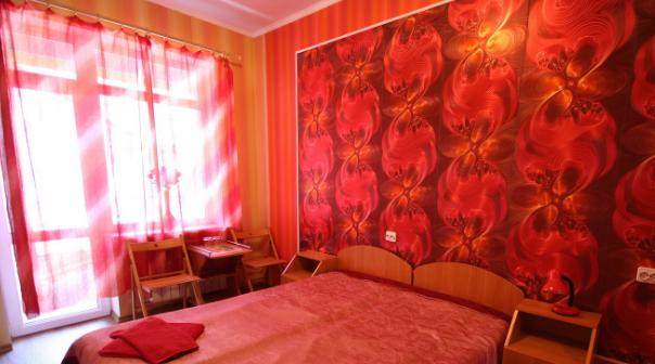 Яркий номер, выполненный в красно-оранжевом цвете, располагается на 2 этаже.
В номере: 2 односпальные кровати (по запросу гостей кровати сдвигаются),...