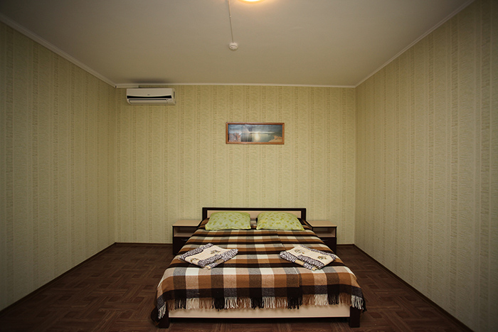 - просторная комната (18 кв. м.): двуспальная кровать (2-х местная комната) прикроватные тумбочки, журнальный столик, кондиционер, TV+(DVD+USB+SD-карт...