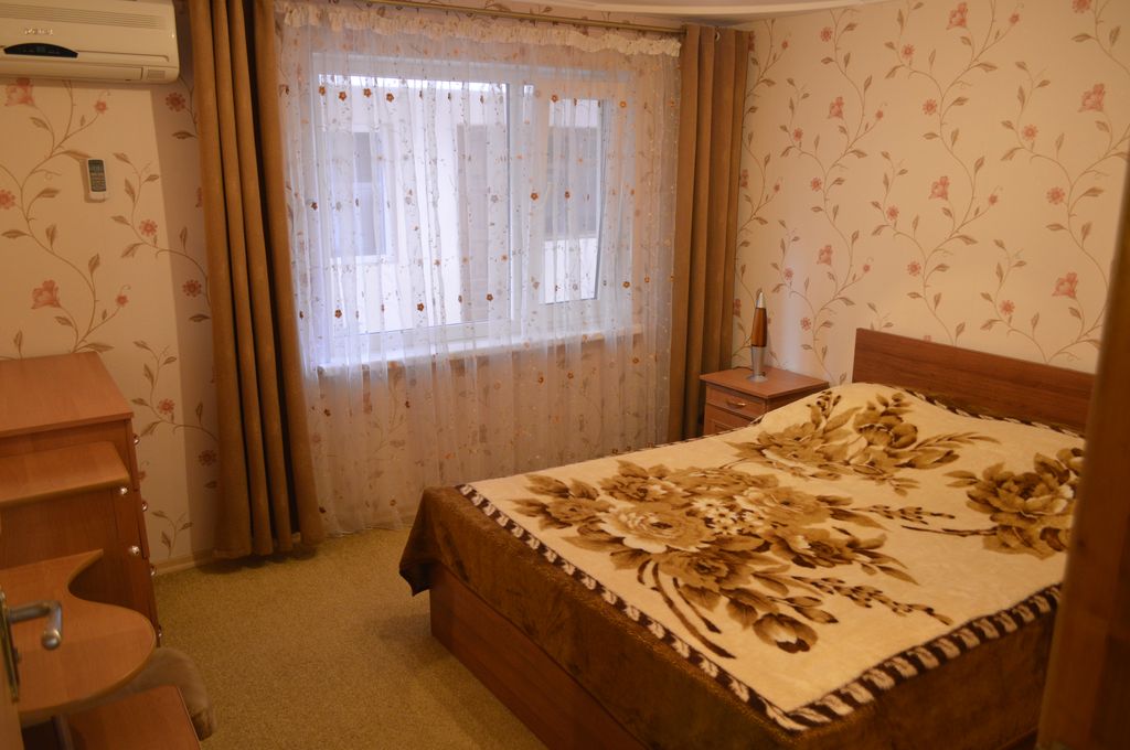 В номере: Две комнаты спальня и гостиная, двухспальная кровать ( 180 см х 200 см ), раскладной диван(двуспальный), столик туалетный, комод, шкаф, пуфи...